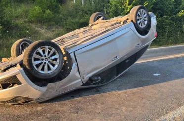 Türkeli’de otomobil takla attı: 2 yaralı 