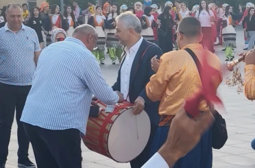 Türkiye Halk Oyunları Federasyonu Başkanı davul çalarak bahşiş topladı 