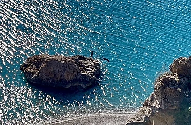 Türkiye kar tatilindeyken Antalya’da öğrenciler deniz keyfi yaptı 