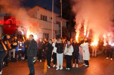 Türkiye şampiyonları davul-zurna ve meşalelerle karşılandı 