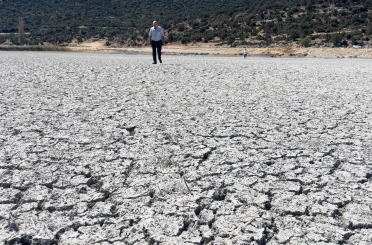 Türkiye’nin 4’üncü büyük gölü kuraklık nedeniyle ortadan ikiye bölündü