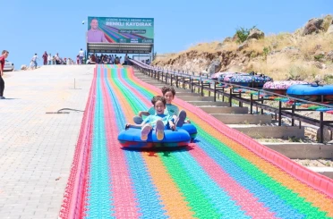 Türkiye’nin en uzun renkli kaydırağı Niğde’de hizmete girdi 