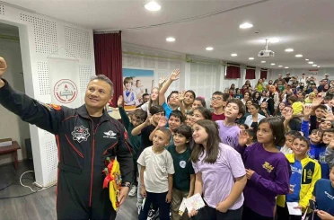 Türkiye’nin ilk astronotu Alper Gezeravcı, Karaman’da öğrencilerle buluştu 