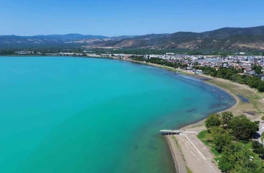 Turkuaza bürünen İznik Gölü mest etti 