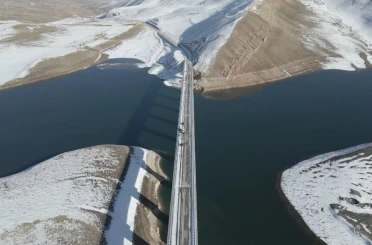 Turnaçayırı Barajı’nda masalsı kış: Kar yağışı manzarayı değiştirdi 