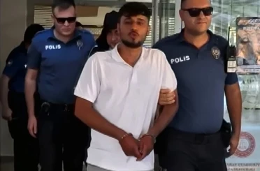 Tutuklanınca gazeteciye öpücük atıp, "Zeki Müren’e selam" dedi 