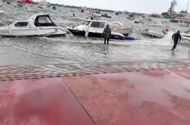 Tuzla’da fırtına alarmı: Deniz sahil yoluna taştı, tekneler zor anlar yaşadı 