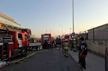 Tuzla’da seramik deposu ve teknelere sıçrayan yangın söndürüldü 