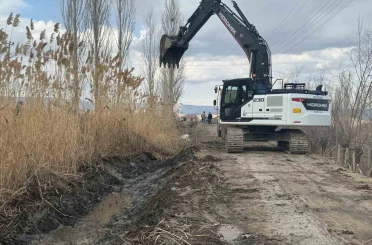 Tuzluca’da 10 kilometrelik sulama hattı temizleniyor 
