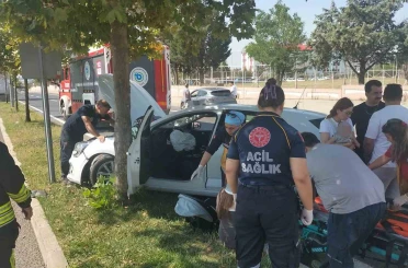 U dönüşü yapan otomobil kaldırıma çıktı: 1 yaralı 