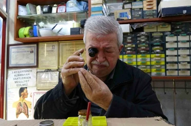 Üç metrekarelik dükkanda 60 yıldır zamana ince ayar veriyor 