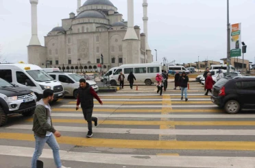 Üç şeritli yolda tehlikeli yaya geçidi korkutuyor 