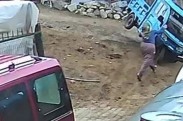 Üç tekerlekli motosiklet dengesi kaybolunca devrildi: Kaza anı kamerada 