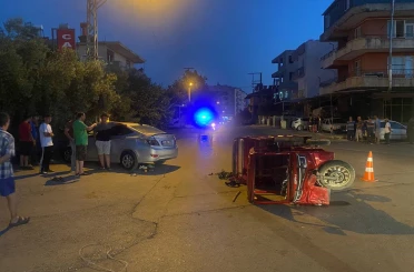 Üç tekerli elektrikli motosiklet otomobille çarpıştı: 4 yaralı 