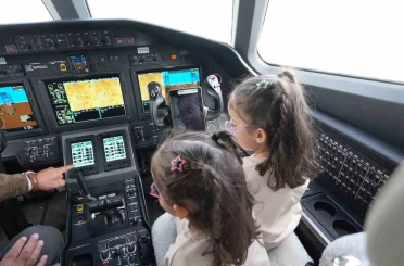 Uçak görünce mutlu olan Erva ve Zümra hayallerine kavuştu 