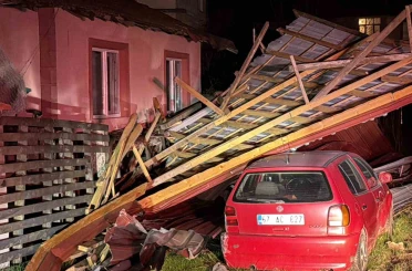 Uçan çatı, ev, karavan ve otomobilde hasara yol açtı 