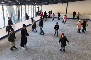 Ücretsiz buz pisti çocukların yüzünü güldürdü 