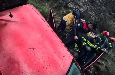 Uçuruma yuvarlanan araçta bulunan 2’si çocuk 5 kişi yaralandı 