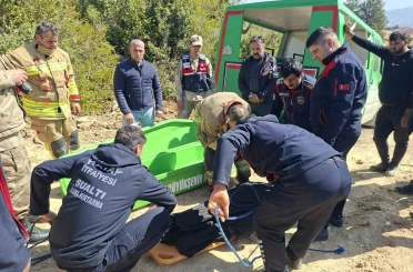 Uçuruma yuvarlanan hafriyat kamyonunun sürücüsü hayatını kaybetti 