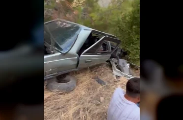 Uçuruma yuvarlanan otomobilin sürücüsü yaralandı 