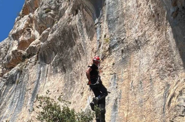 Uçurumda mahsur kalan keçi, itfaiye ekiplerince kurtarıldı 