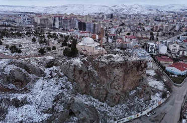 Uçurumun kıyısındaki türbede Ramazan yoğunluğu yaşanıyor 