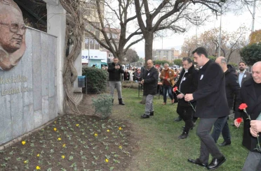 Uğur Mumcu, Salihli’de karanfillerle anıldı 