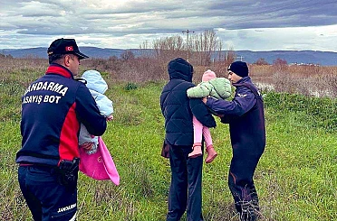 Uluabat Gölü’nde mahsur kalan aileyi jandarma kurtardı 