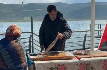 Ulubat Gölü’nde su çok olunca yakalanamayan turna sezonu pahalı açıldı 