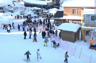 Uludağ rengarenk, sömestr cümbüşü yaşanıyor.. 