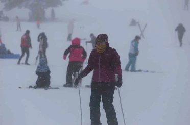 Uludağ’da sömestr tatilinin son günlerinde sis ve soğuğa rağmen yoğunluk sürüyor 