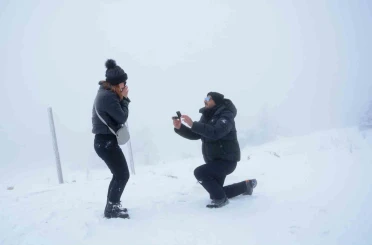 Uludağ’da yılın son ve ilk romantik sürprizleri: Karlar altında iki "Evet" 