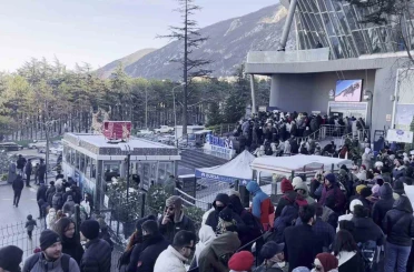 Uludağ’da zirve yarışı...Teleferik kuyrukları metrelerce uzadı 