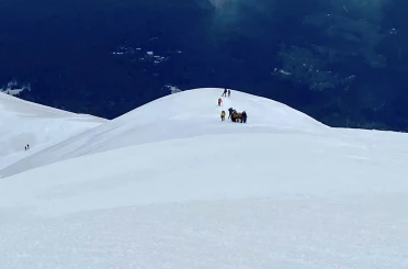 Uludağ’ın zirvesindeki donmuş Türk Bayrağını dağcılar değiştirdi 
