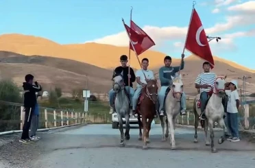 Ulupamir’de jandarma komutanına atlı karşılama 