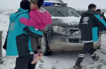 UMKE hasta kurtarmak için karlı yolları aşıyor 