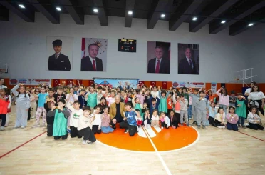 Ümraniye Belediye Başkanı Yıldırım teneffüste öğrencilerin sevincine ortak oldu 