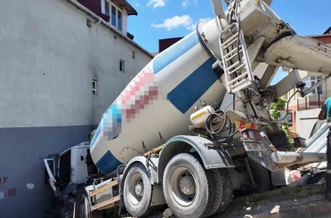 Ümraniye’de beton mikseri binaya çarptı: 1 yaralı 