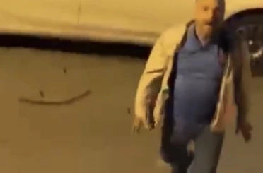 Ümraniye’de eşinin ve komşusunun otomobiline sopayla zarar veren kişi kamerada 