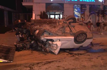 Ümraniye’de İETT otobüsüne otomobil çarptı: 1’i ağır 2 yaralı 