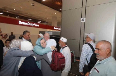 Umrelerini tamamlayan 300 kişilik ilk kafile yurda döndü 