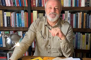 Ünal Ersözlü’nün ’Böğürtlen Öpücüğü’ kitabı raflarda yerini aldı 