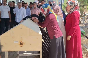 Üniversite kaydı için çıktıkları yolda yanarak can veren babaanne, oğlu ve torunu toprağa verildi 