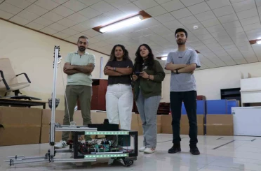 Üniversite öğrencileri fabrikalarda insan gücünü azaltacak yapay zekalı forklift geliştirdi 