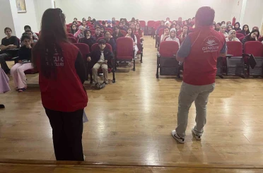 Üniversite öğrencileri gençlik merkezlerine davet edildi 