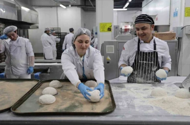Üniversite öğrencileri kendi elleriyle yaptıkları pideleri iftar çadırında dağıttı 