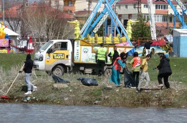 Üniversite öğrencileri, Kura Nehri çevresinde çöp topladı 
