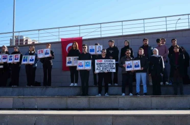 Üniversite öğrencileri şehitleri dualarla andı