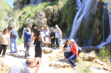 Üniversite öğrencilerinin gelmesiyle Girlevik Şelalesinde yoğunluk oluştu
