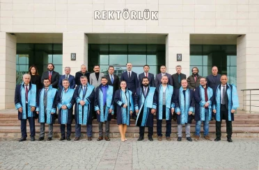 Üniversitede akademik yükselme sevinci 